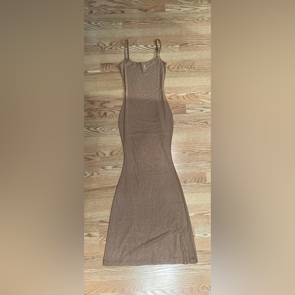 SKIMS SOFT LOUNGE SHIMMER LONG SLIP DRESS - Picture 4 of 8